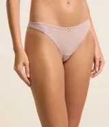 Pack de dos tangas de algodón, una blanca y otra lila, con moño decorativo en el frente.