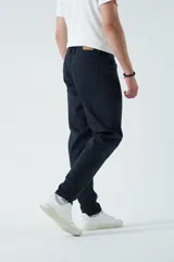 Pantalón de gabardina azul marino, corte slim fit, con bolsillos delanteros y traseros.