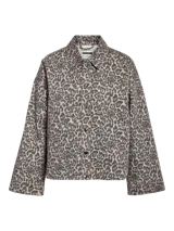 Campera con estampado animal print, cuello clásico y cierre con broches. Sin forro, ideal para un look urbano y moderno.