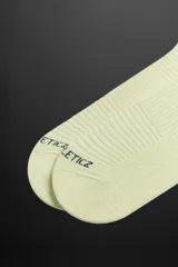 Calcetines deportivos color crema con una franja horizontal negra en el borde superior.