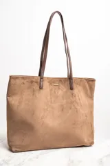 Bolso tipo tote de gamuza vegana color camel, con asas de mano y logo grabado en el frente.