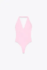 Body de punto color rosa con escote halter y espalda descubierta.