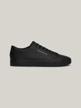 Zapatillas Tommy Hilfiger color negro, de cuero sintético, con cordones y suela plana.