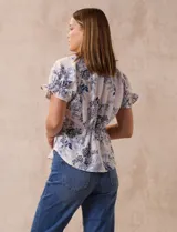 Blusa estampada marca Floral & Ivy, de mangas cortas con volados, cuello a la base con escote en V y elástico fruncido en mangas y espalda.