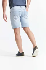 Bermuda de jean celeste, corte regular, con pasacinto.