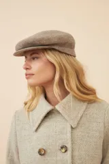 Boina marrón de lana fina uruguaya 100% natural sin teñir, con visera.