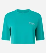 Remera deportiva cropped color verde con cuello redondo y mangas cortas amplias. Estampa con texto en el frente.