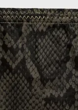 Falda midi de organza con estampado de serpiente en tonos verde y marrón. Tiene forro interior, cintura elástica y corte lápiz.