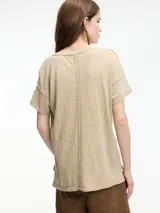 Remera blanca de algodón con escote en V y tajos laterales verticales.