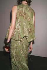 Falda midi de viscosa con estampado floral en tonos verde, marrón y beige. Cintura elástica con cordones laterales ajustables.