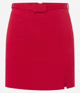 Short pollera corto de bengalina de viscosa certificada, con trabillas en la cintura, cinturón forrado y abertura lateral.