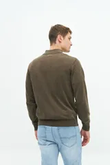 Buzo de punto color gris claro con medio cierre, cuello alto y logo bordado.