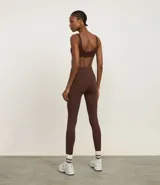 Calza deportiva negra de tiro alto con cintura texturizada.