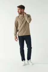 Remera color marrón de manga larga, con bolsillo en el pecho y logo de la marca en etiqueta sobre el bolsillo.