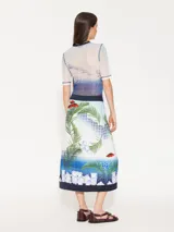 Pollera tipo portafolio de satén con estampado de palmeras, cubos de hielo y labios rojos. Tiene cinta para anudar en la cintura, botón interno y zócalo de tela complemento en cintura y ruedo.