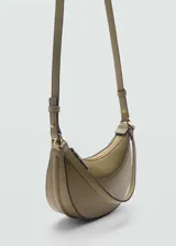Bolso tipo baguette color verde oliva, con correa de hombro ajustable y cierre de cremallera.