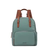 Mochila verde con detalles en cuero marrón, con cierre superior y bolsillo frontal con cierre.