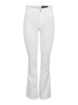 Pantalón de jean blanco, corte slim fit y tiro alto, con botamanga acampanada. Cierre frontal con botón y cremallera.