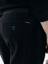 Pantalón de vestir negro con corte recto y bolsillos laterales.