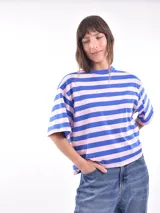 Remera blanca de algodón con cuello redondo y mangas cortas.