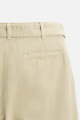 Pantalón color arena de corte recto, con cinturón de tela ajustable, bolsillos laterales y traseros de ojal.