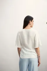 Camisa blanca de mangas cortas con botones.