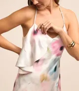 Vestido midi de breteles finos con estampado floral, escote en V y volado en el busto. Confeccionado en tejido satinado con escote degagê en la espalda.