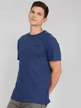 Remera azul de manga corta con cuello redondo y logo de Calvin Klein bordado en el pecho. Presenta una cinta distintiva en los hombros.
