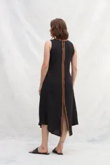 Vestido midi negro de lino, corte recto, sin mangas y con escote redondo.