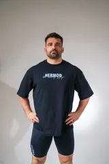 Remera negra oversize de algodón elastizado con logo estampado en el pecho.