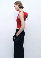 Top corto rojo con cuello redondo y espalda descubierta.