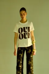 Remera blanca de algodón con estampado de la frase 'Oui Oui' en color marrón. Corte recto y holgado, largo a la cadera.