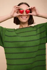 Remerón verde con rayas horizontales en relieve.