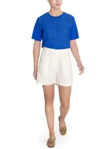 Short estilo bermuda de tiro alto color verde, confeccionado en lino orgánico, con pinzas y amplios bolsillos laterales.
