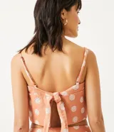 Blusa musculosa cropped color salmón con estampado de mandalas blancas, tirantes finos ajustables y lazo en la espalda.
