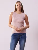 Musculosa rosa de tejido acanalado, con cuello a la base y sin mangas.