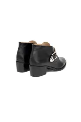 Botas cortas de cuero negro con hebilla plateada y taco medio.