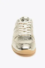 Zapatillas deportivas doradas con efecto metalizado y cierre con cordones.