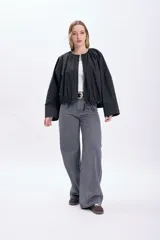 Pantalón de jean gris de corte wide leg.