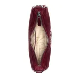 Cartera Guess Arona tipo baguette color bordó, confeccionada en poliuretano con diseño plisado y detalles dorados. Tiene cierre superior con cremallera, correa cruzada removible y logo frontal.