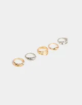 Set de cinco anillos de metal con diferentes diseños: uno dorado con textura de líneas horizontales, uno plateado con textura trenzada, uno dorado con forma de croissant, uno dorado con textura de líneas horizontales y uno plateado con diseño doble.