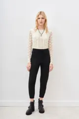 Pantalón babucha negro de gabardina elastizada, con ajuste en tobillos y cintura regulable con cordón.