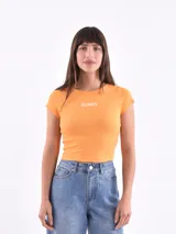 Remera naranja de corte ajustado con mangas cortas y cuello redondo. Estampado frontal con la palabra 'HOWDY' en letras blancas.