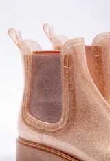 Bota de lluvia color dorado con pieza elástica en los laterales, diseño cómodo y práctico.