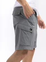 Bermuda negra de estilo cargo, con corte clásico y confeccionada en una mezcla de nylon y spandex. Presenta bolsillos laterales y traseros, incluyendo bolsillos cargo en los muslos, uno con cierre y otro con botón.