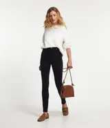 Pantalón skinny de terciopelo cotelê color marrón, con cintura mediana, bolsillos delanteros y traseros, cierre por botón y cremallera.