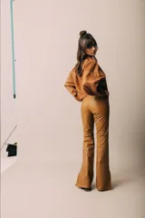 Pantalón de cuero verde con textura de piel de cocodrilo, corte oxford y tiro alto.