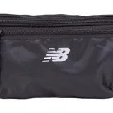 Riñonera negra con logo de New Balance estampado en blanco en el frente. Tiene dos compartimentos con cierre y correa ajustable con hebilla.