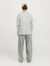 Jean de denim celeste con corte relajado, tiro alto y estilo urbano. Diseño clásico de cinco bolsillos con cierre de botón. Fit baggy con amplitud en muslos, rodillas y botamanga. Acabado stonewash con aspecto desgastado y vintage.