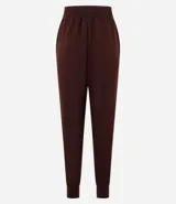 Pantalón jogger deportivo marrón de microfibra con cintura elástica y tobillos ajustados. Ideal para actividades deportivas o para un look casual y cómodo.